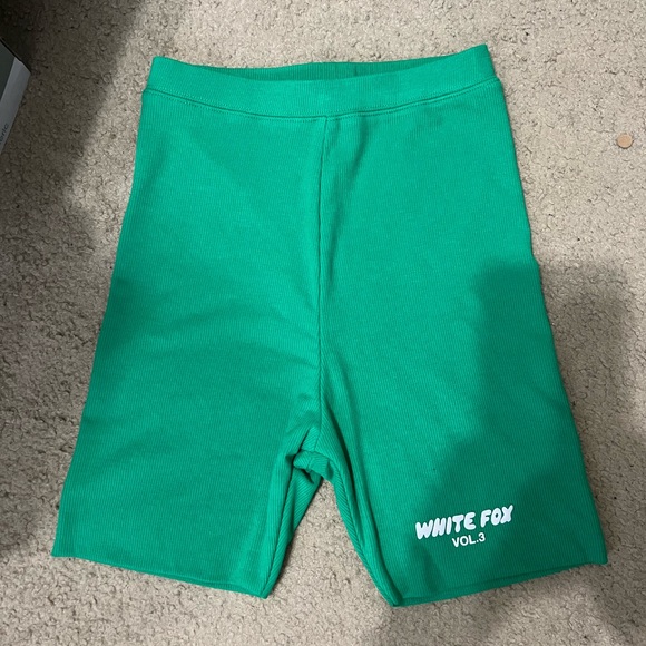 White Fox Boutique Volume 3 Tee Shirt & Biker Shorts - Picture 15 of 16